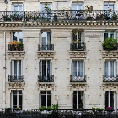 Apartment Center St Claude Paris
