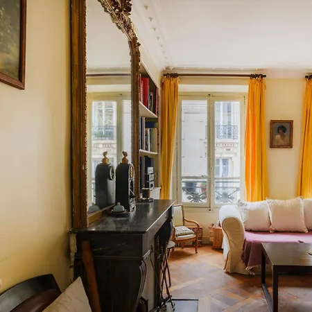 Apartment Center St Claude Paris