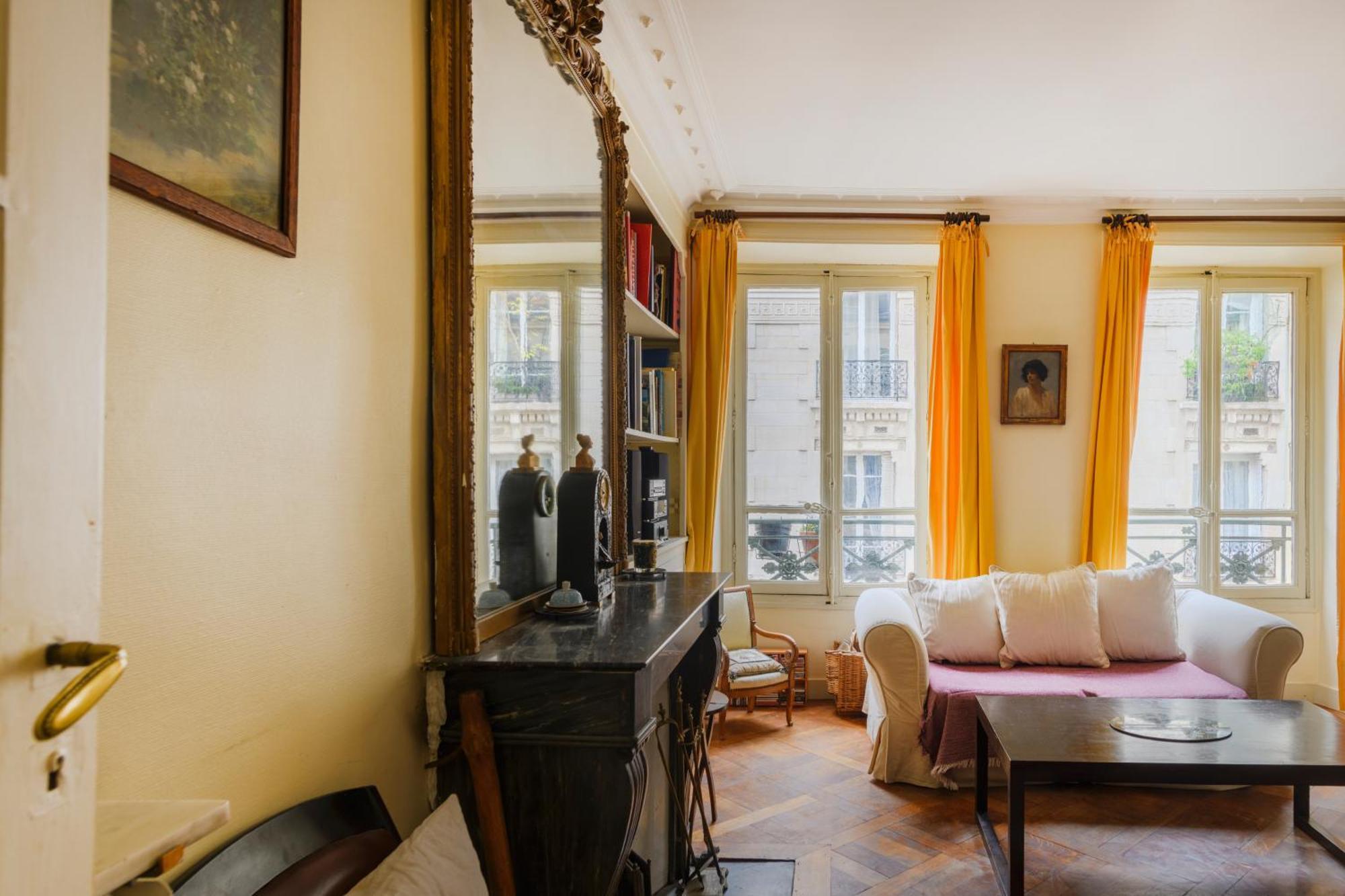 Apartment Center St Claude Paris